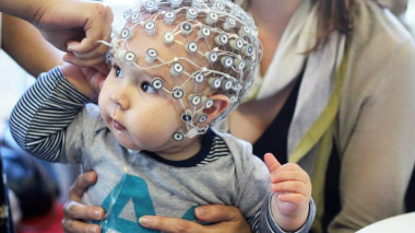 <p>En el BabyLab del Instituto Goldsmiths de la Universidad de Londres se llevan a cabo estudios sobre el desarrollo cognitivo de los bebés y su percepción de los estímulos. Para ello reclutan a voluntarios que han probado, por ejemplo, que los recién nacidos <a href="https://www.sciencedaily.com/releases/2015/10/151019130750.htm" target="_blank">no sienten las cosquillas como los adultos</a>. / Imagen: Goldsmiths</p>