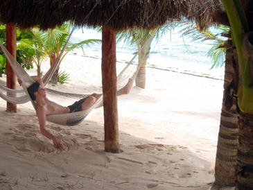 hombre en una tumbona en la playa