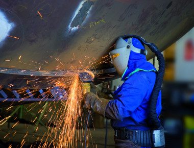 <p>Un trabajador en los talleres de la empresa. Foto: Idesa</p>