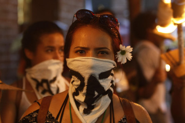 <p>Manifestante en una marcha por la paz celebrada en Medellín (Colombia) en octubre de 2016. Jóvenes universitarios salieron a las calles pidiendo el fin del conflicto armado con la guerrilla de las FARC. EFE</p>