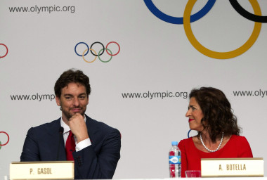 <p>Pau Gasol y Ana Botella en la presentación de la candidatura olímpica de Madrid. / Efe</p>