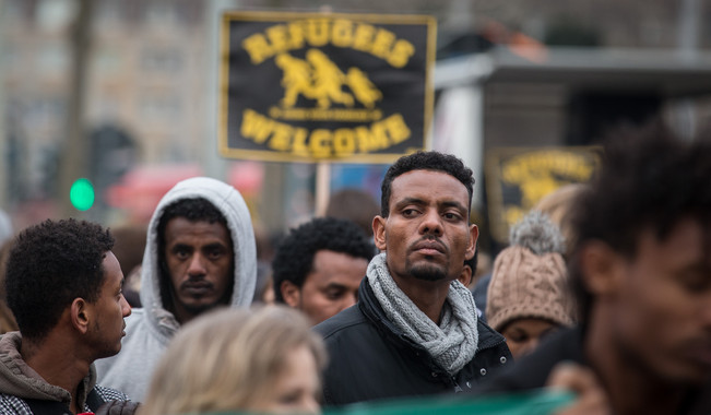 <p>Alemanes e inmigrantes se manifestaban en Dresde después de la muerte violenta de Khaled Idris Bahray, un refugiado de Eritrea, el 17 de enero de 2015. Imagen: EFE </p>