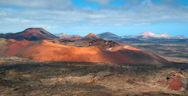<p>Uno de los volcanes del Parque Nacional de Timanfaya, con varios conos al fondo. / <a href="https://commons.wikimedia.org/wiki/File:Lanzarote_10_Luc_Viatour.jpg" target="_self">Luc Viatour</a>.</p>