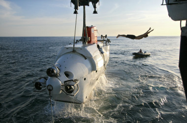 <p>Alvin es un sumergible tripulado para la investigación oceánica profunda, de la Marina de los Estados Unidos. En la imagen, un miembro de la tripulación se lanza al agua después de asegurar el submarino a su buque de soporte. Imagen: Lance Wills© Woods Hole Oceanographic Institution</p>