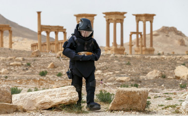 <p>Mayo de 2016. Un soldado ruso limpia de minas las ruinas de Palmira, en Siria. En 2015, el Dáesh las arrasó. Filmó en sus teatros macabras ejecuciones y voló sus templos con explosivos. Ahora, los arqueólogos del proyecto Rekrei se han propuesto reconstruir virtualmente esta ciudad grecorromana, Patrimonio de la Humanidad. Imagen: Vadim Savitsky/EFE</p>
