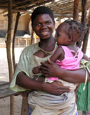 <p>Mujer en un mercado de Malawi. Foto: Carmen Bach.</p>