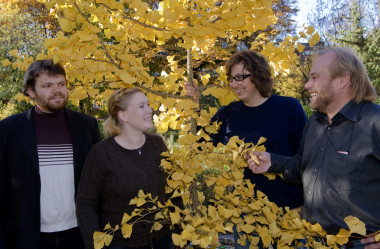 <p>Los biólogos evolutivos Marianne Minge, Kamran Shalchian-Tabrizi y Kjetill S. Jakobsen (dcha.) y el bioinformático Åsmund Skjæveland (izda.) de la Universidad de Oslo han ayudado a reorganizar el árbol de la vida. Foto: Staale Skogstad<strong> </strong></p>