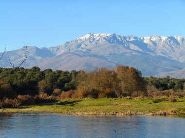 <p>Río Tíetar con la Sierra de Gredos al fondo. / <a href="https://commons.wikimedia.org/wiki/File:Rio_Tietar.JPG" target="_blank">Wikimedia</a></p>