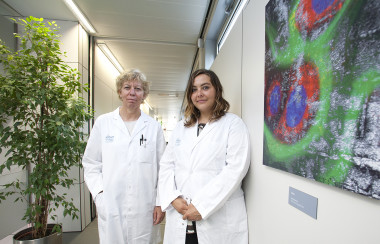 <p>Enriqueta Felip, responsable del Grupo de Tumores Torácicos del VHIO y Ana Vivancos, del Grupo de Genómica del Cáncer del VHIO. / VHIO</p>