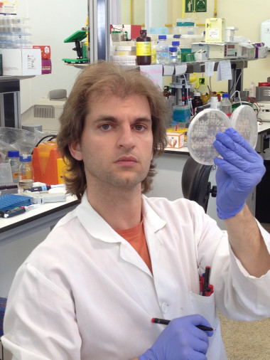 <p>En la imagen, Jesús Gonzalo-Asensio, en el Laboratorio de la Universidad de Zaragoza. / Unizar</p>