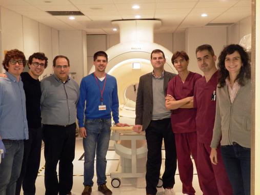 <p>Parte del equipo investigador en la unidad de resonancia magnética experimental donde se ha llevado a cabo este estudio. / CNIC</p>