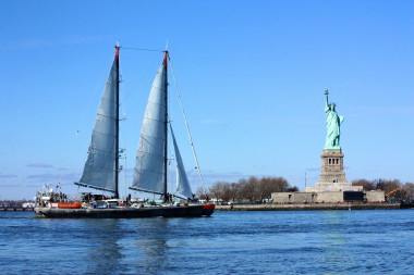 <p>Parada del velero Tara en Nueva York, donde los responsables de la expedición se reunieron con el secretario general de la ONU, Ban Ki Moon, que respaldó las actividades propuestas por Tara Oceans en la conferencia Río+20. / V.Hilaire/ Tara Expéditions</p>