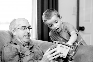 <p>Nieto jugado con su abuelo / Pixabay</p>