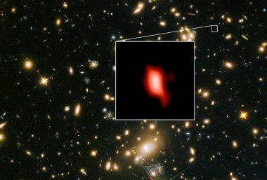 <p>Cúmulo de galaxias MACS J1149.5 + 2223 tomadas con el Hubble. Dentro se encuadra la remota galaxia MACS1149-JD1, vista por ALMA como era hace 13.300 millones de años y con su distribución de oxígeno representado en rojo. / ALMA, Hubble, Hashimoto et al.</p>