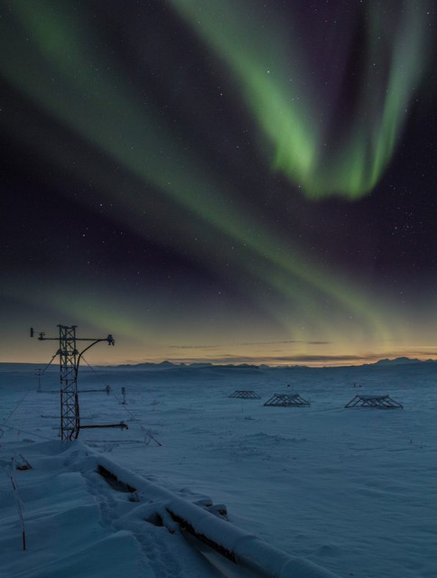 Foto de la torre de medición micrometeorológica en la tundra durante la aparición de auroras boreales / Yannick Agnan