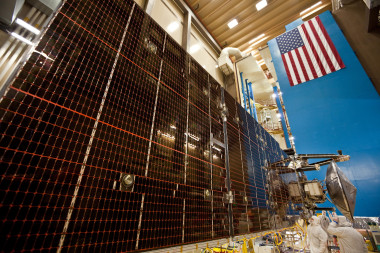 <p>La nave Juno lleva tres grandes paneles solares. / NASA/JPL-Caltech/Lockheed Martin</p>