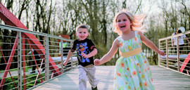 niños corriendo por un parque