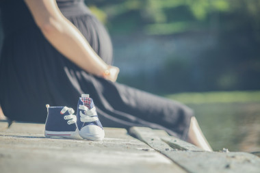 <p>En este estudio se contó con muestras de plasma procedente del cordón umbilical y datos procedentes de diversos cuestionarios respondidos por las madres. / <a href="https://pixabay.com/es/photos/embaraza-zapatos-bebes-muelle-2720433/" target="_blank">Pixabay</a></p>