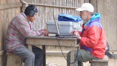 <p>Fotografía que muestra el montaje experimental. Los sonidos se presentaron a la gente por medio de auriculares cerrados a través de un ordenador portátil / Josh McDermott </p>
