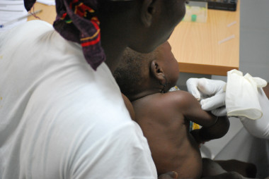<p>En un centro de salud de Mozambique, un bebé recibe una dosis de la vacuna RTS,S contra la malaria. / ISGlobal</p>
