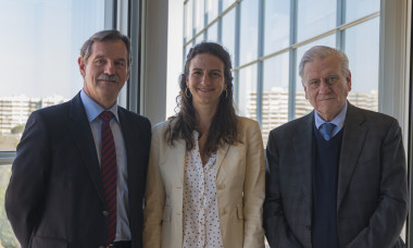 <p>José María Mendiguren, director de Servicios Médicos de Banco Santander, Leticia Fernández-Friera, cardióloga del Hospital Universitario HM Montepríncipe, y Valentín Fuster. / CNIC</p>