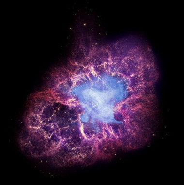<p>En el centro de la nebulosa del cangrejo, el resto de una supernova, una estrella de neutrones inyecta energía a la nube de gas circundante. Un proceso simular pero mucho más extremo podría explicar las supernovas superluminosas. / NASA et al.</p>