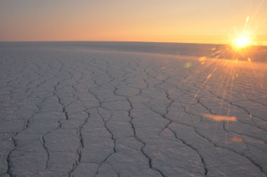 <p>El sol ilumina las grietas y los canales de agua formados por el deshielo de los glaciares al oeste de Groenlandia. / Jan Lenaerts</p>