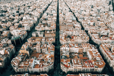 <p>Vista de una ciudad distribuida en grandes manzanas. / Kaspars Upmanis - Unsplash</p>