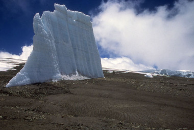 <p><a href="http://www.plataformasinc.es/index.php/esl/En-exclusiva/Imagenes-embargadas/Los-glaciares-del-Kilimanjaro-desapareceran-en-menos-de-20-anos" target="_self">Glaciar en el Kilimanjaro.</a> Foto: Lonnie Thompson / Universidad del Estado de Ohio. </p>