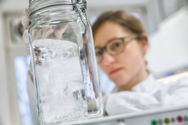 <p/>Las altas concentraciones en los icebergs de partÃ­culas de polietileno, un material que se usa para el embalaje, apuntan que se debe a que estos fragmentos representan restos del llamado Gran Mancha de Basura del PacÃ­fico /Â Instituto Alfred WegenerÂ ” /><span style=