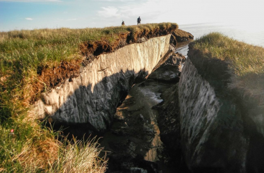 <p>La erosión de la costa revela una capa de ‘permafrost’ en el lago Teshekpuk, en Alaska / BRANDT MEIXELL-USGS</p>