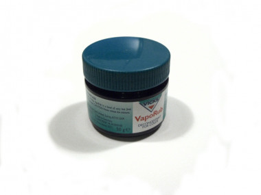 <p>Uno de los anuncios más recordados de la época era en el que aparecía un niño que no podía respirar y al que su madre untaba con Vick vaporub. / <a href="http://upload.wikimedia.org/wikipedia/commons/9/93/Vicks_VapoRub.jpg" target="_blank">Wikipedia</a></p>