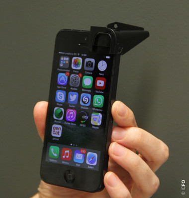 <p>Dispositivo complementario iSPEX colocado en un iphone 4 o 5. / ICFO</p>