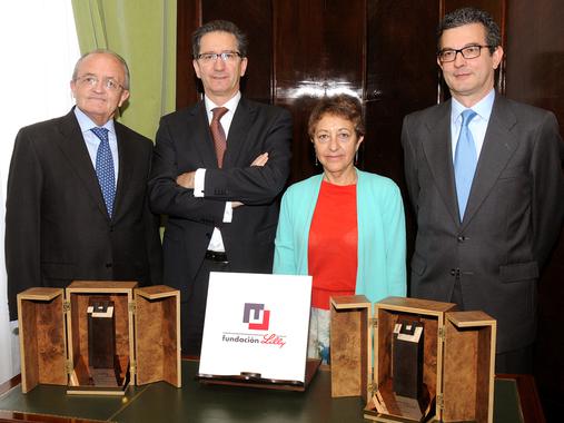 <p>José Antonio Gutiérrez, consejero honorífico de la Fundación Lilly; Jesús San Miguel, Premio de Investigación Clínica 2014; Amparo Cano, Premio de Investigación Preclínica 2014; José Antonio Sacristán, director de la Fundación Lilly./ Fundación Lilly</p>