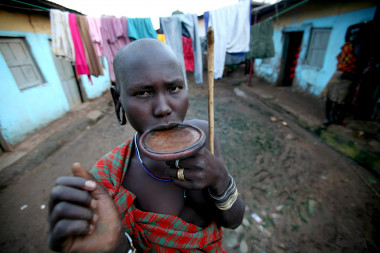 <p> Mujer de la tribu Mursi en la región sur de Etiopía en una zona fronteriza con Kenia llamada