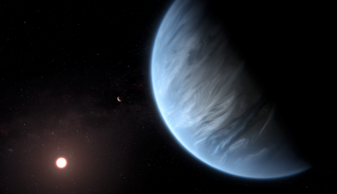 <p>Esta recreación artística muestra el planeta K2-18b, su estrella anfitriona y un planeta acompañante. / ESA / Hubble / M. Kornmesser</p>
