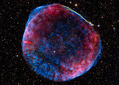 <p>Supernova 1006. Imagen: NASA/CXC/Rutgers/G.Cassam-Chenaï, J.Hughes et al.; Radio: NRAO/AUI/NSF/GBT/VLA/Dyer, Maddalena & Cornwell; Optical: Middlebury College/F.Winkler, NOAO/AURA/NSF/CTIO Schmidt & DSS.</p>