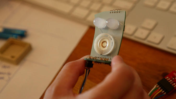 <p>La financiación colectiva ha permitido el nacimiento de los <a href="http://www.kickstarter.com/projects/aesthetec/little-robot-friends?ref=category" target="_blank">Little Robot Friends</a>, de la compañía canadiense Aesthetec Studio. Son pequeños robots muy sencillos que responden a la luz, al tacto y a la voz, y que cuentan con dos pequeños led a modo de ojos y un simple altavoz para “expresar su estado de ánimo”.</p>