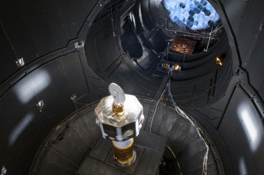 <p>La sonda <em>Mercury Magnetospheric Orbiter</em> (MMO) de la misión BepiColombo en un gran simulador. / ESA-JAXA</p>