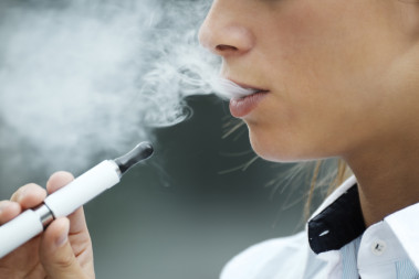 <p>El cigarrillo electrónico puede alejar a la gente del tabaco pero también iniciar una adicción a la nicotina. / Fotolia </p>