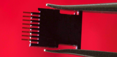 <p>Fotografía del biosensor, de medio milímetro de longitud. / Joan Costa / CSIC Comunicación</p>