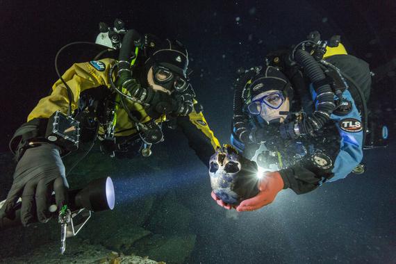 <p>Los investigadores Alberto Nava y Susan Bird transportan el cráneo del esqueleto en una plataforma giratoria bajo el agua para que pueda ser fotografiado con el fin de crear un modelo 3-D. / Imagen cortesía de Paul Nicklen, National Geographic.</p>