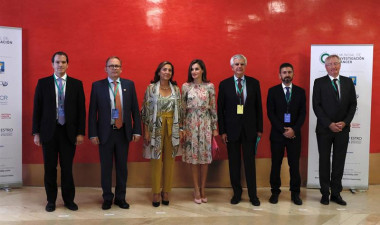 <p>La reina Letizia, junto a la secretaria de Estado de Investigación, Desarrollo e Innovación, Carmen Vela, y el presidente de la Asociación Española Contra el Cáncer, Ignacio Muñoz Pidal, durante la presentación del Día Mundial de la Investigación en Cáncer. / EFE</p>
