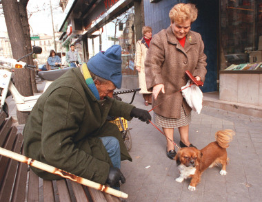 <p>Un mendigo descansa en un banco en una calle de Madrid. / Efe</p>