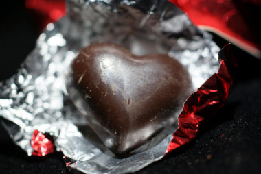 <p>El consumo de productos como el chocolate negro con altas concentraciones de cacao se ha asociado con beneficios para la salud, incluyendo el sistema cardiovascular. / Lee Mcoy</p>