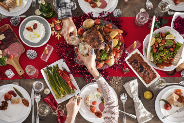 <p>Cena de Nochebuena. / Adobe Stock</p>