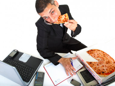 <p>Comer delante de una pantalla no solo hace que comamos más o nos sintamos menos llenos, sino que, además, comemos más después. / Fotolia</p>