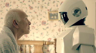 <p>Fotograma de la película <em>Robot & Frank</em> (2012). Las personas tratan a los robots como seres vivos pese a saber que son máquinas.</p>
