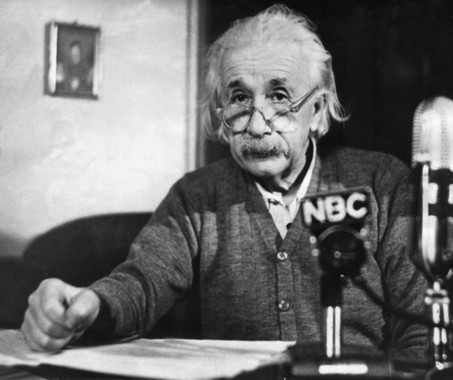 <p><strong>FOTOGALERÍA. Albert Einstein, físico y Premio Nobel. </strong>En sus días de refugiado, sus libros fueron arrojados a las hogueras de Hitler y como judío alemán fue acusado de traición a la patria. (1/9)</p>