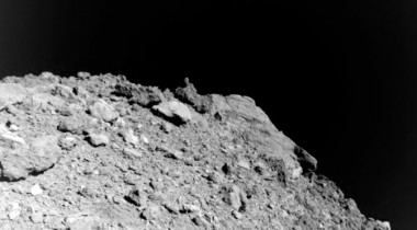 <p>Esta es la primera imagen obtenida por el sistema de cámara MASCAM durante el descenso de Hayabusa2, poco después de la separación del módulo de aterrizaje a una altura de 41 metros. Llama la atención un enorme bloque cerca del Polo Sur, que destaca claramente por encima de la línea del horizonte y que se llama <em>Otohime Saxum</em>. Tiene hasta 100 metros de altura. / Jaumann et al., <em>Science </em>(2019)</p>